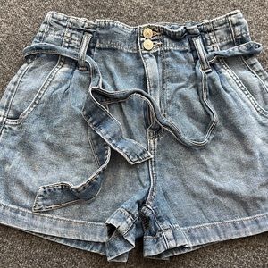 American Eagle mom short